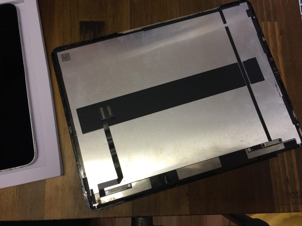 画面のガラスが割れたまま使っていたら液晶が真っ暗で何も映らなくなっ