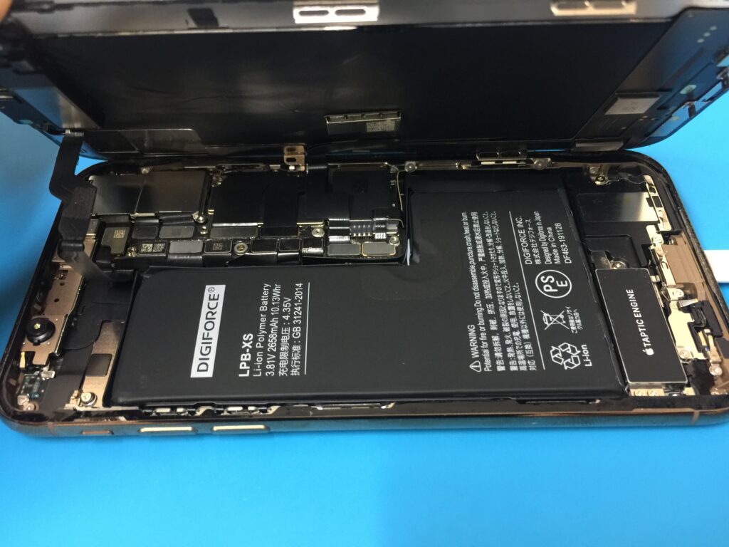 バッテリー最大容量76%のiPhoneXS のバッテリーを交換しました