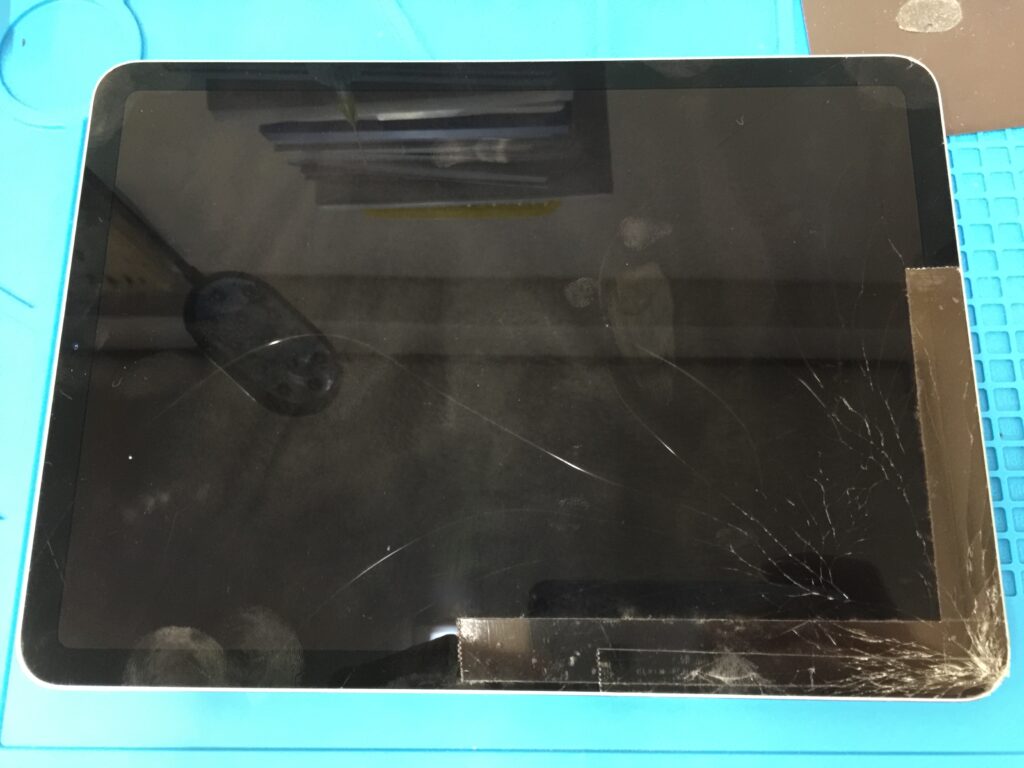 iPad Air 4 を角から落として画面がひび割れた状態を液晶交換修理しま