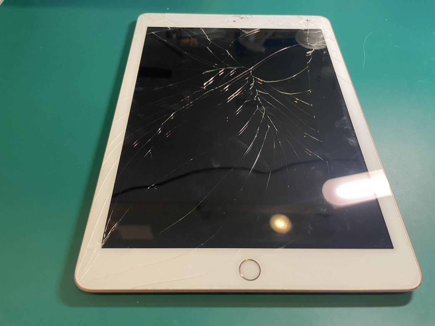 iPad第6世代ガラス割れ画面修理【iPad修理所沢】 | iPhone・iPad