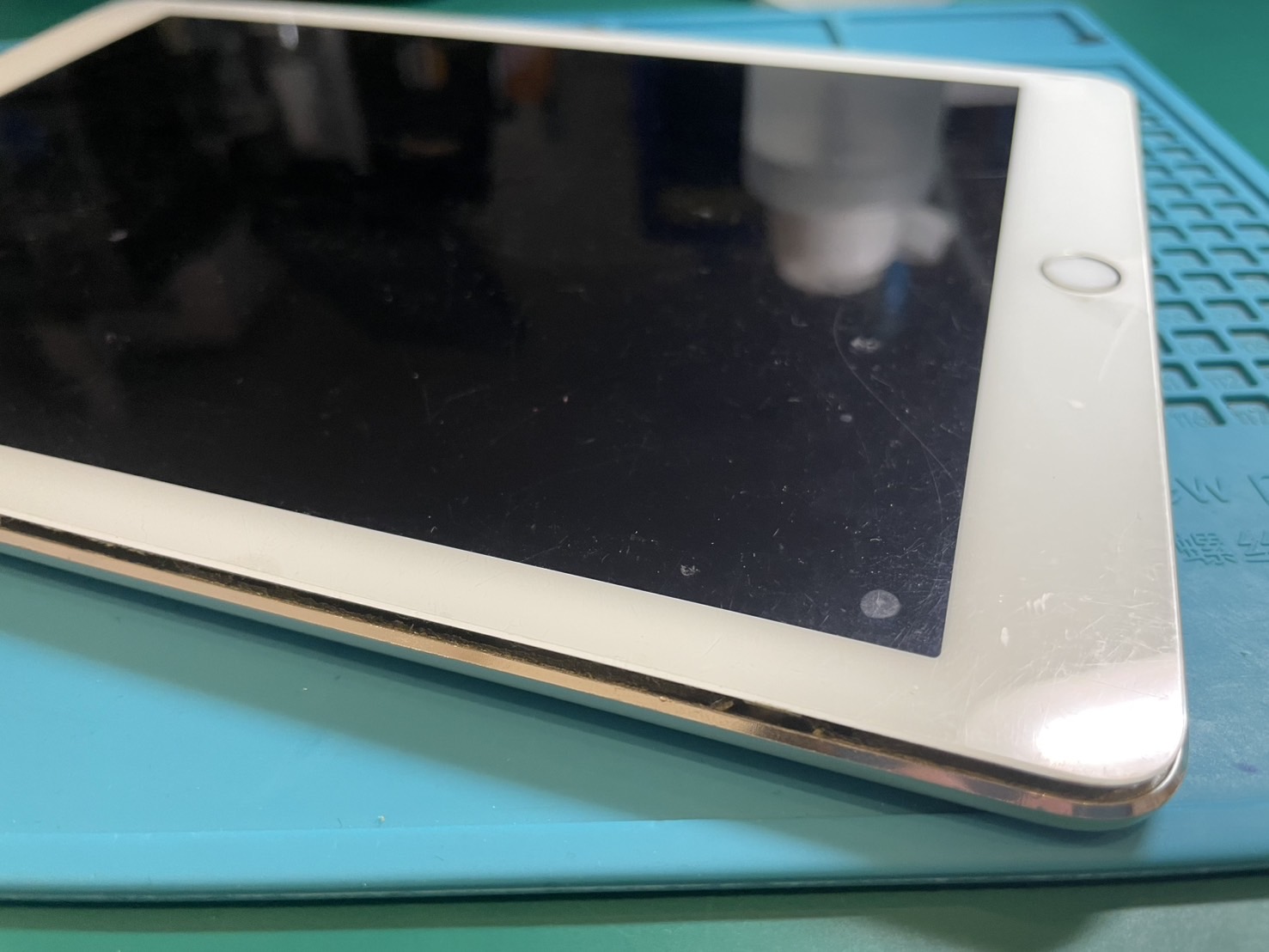 iPad画面浮きの原因はバッテリー膨張でした【iPad修理所沢】 | iPhone