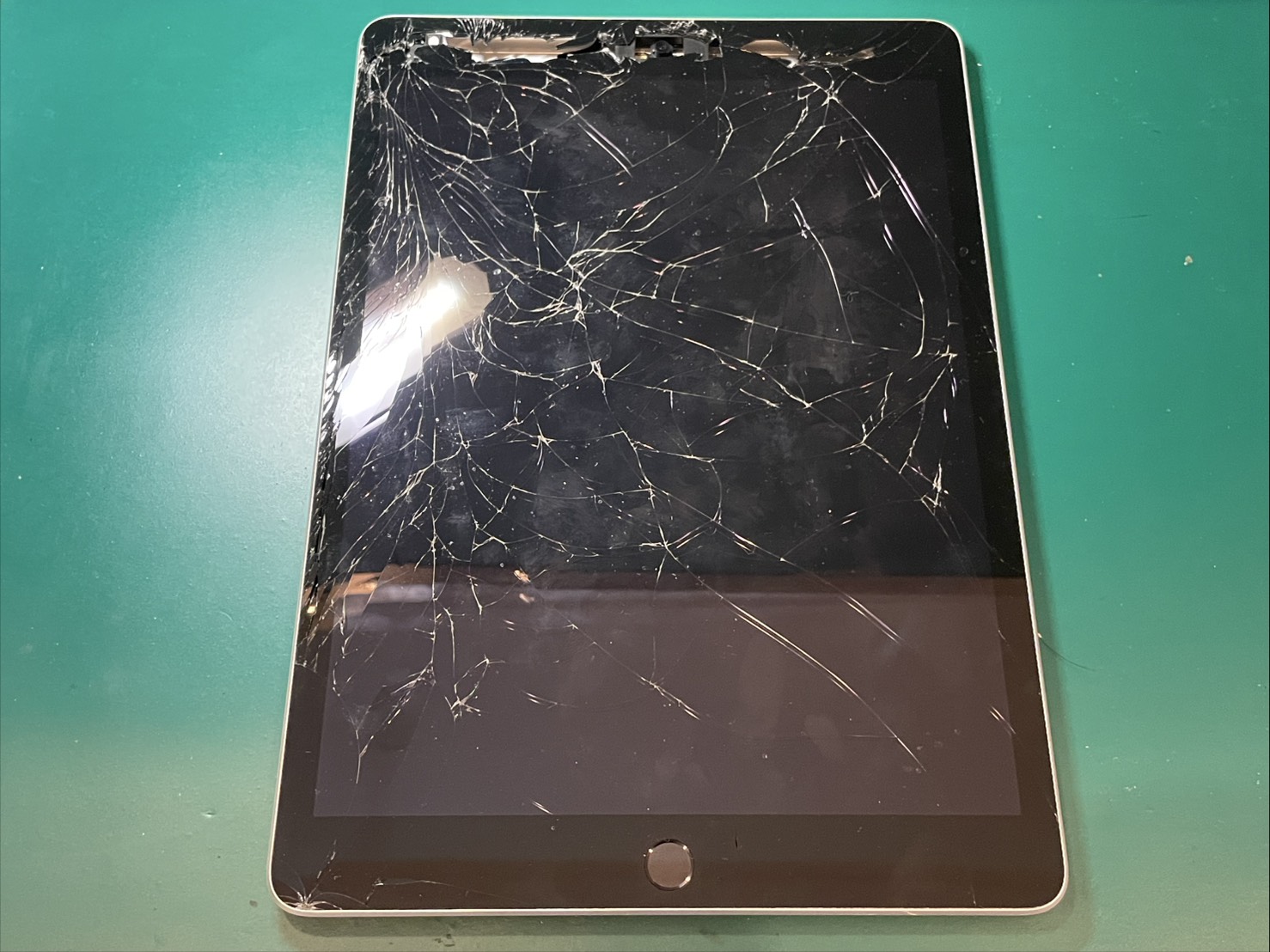 iPad第9世代バキバキのガラス割れ修理【iPad修理所沢】 | iPhone・iPad