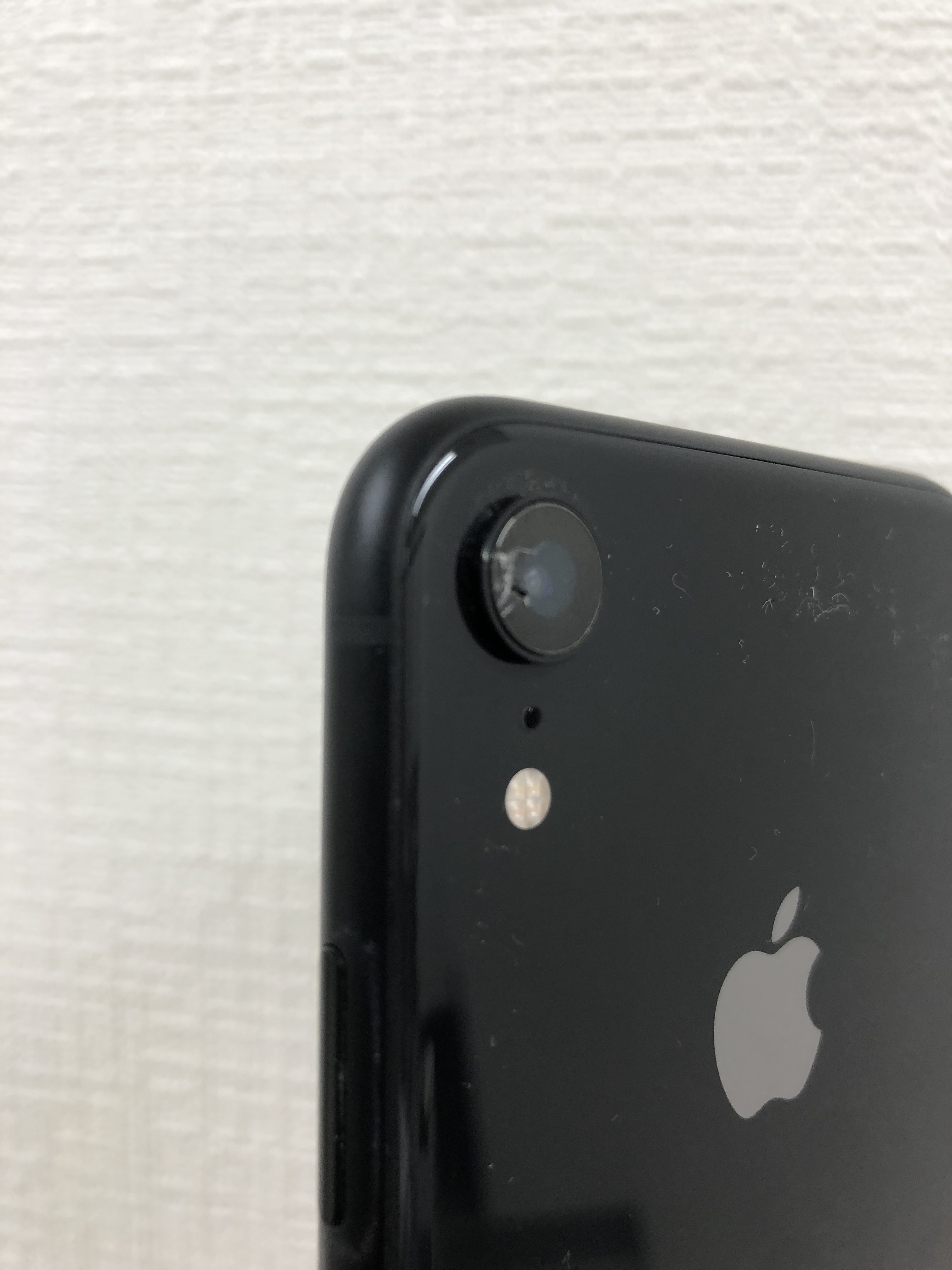 iPhoneXRのカメラレンズ割れで写真に白い線が入ってしまう？！iPhone