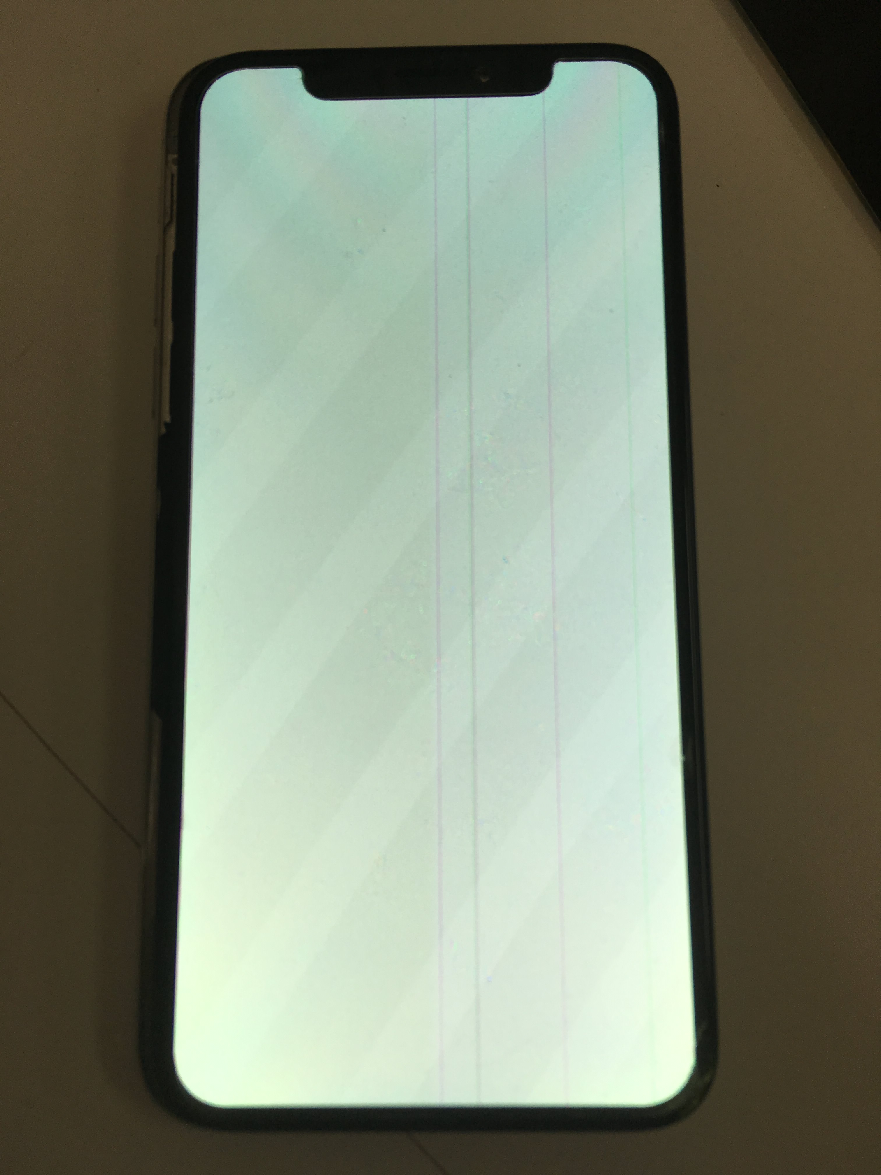 iPhoneXsの画面が真っ白に!!原因は画面の故障ですが、なぜ壊れたのか