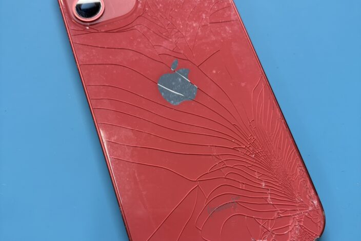 iPhone 12 mini】割れてしまった背面ガラスもピカピカに修復可能です