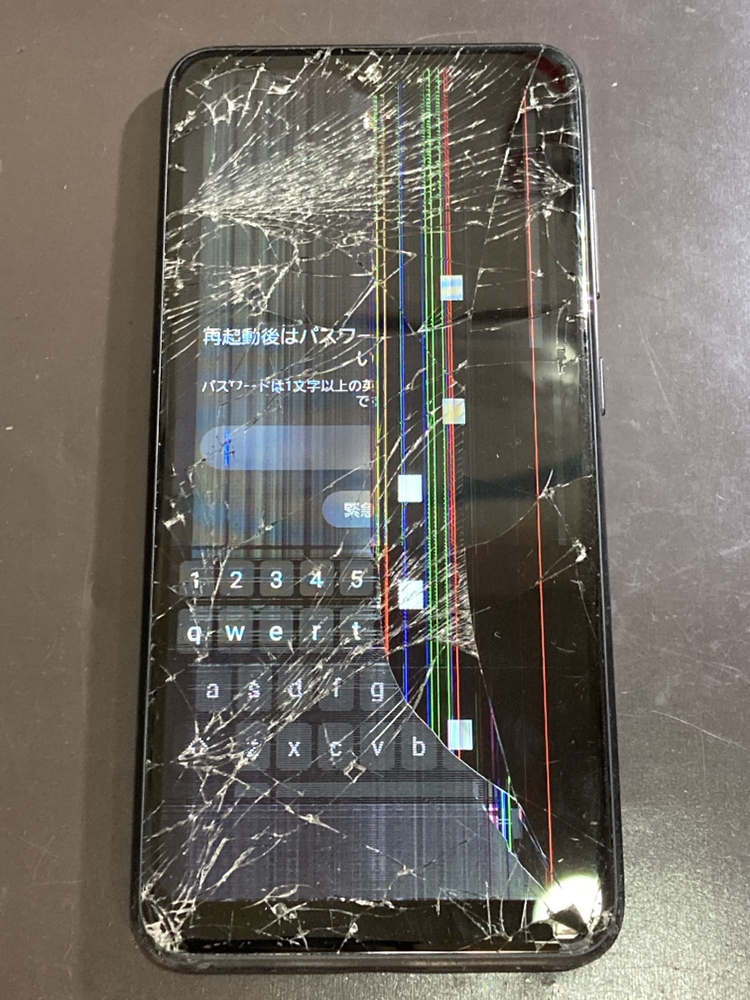 GalaxyA22の画面割れで液晶にシミと線が表示される | スマホスピタル