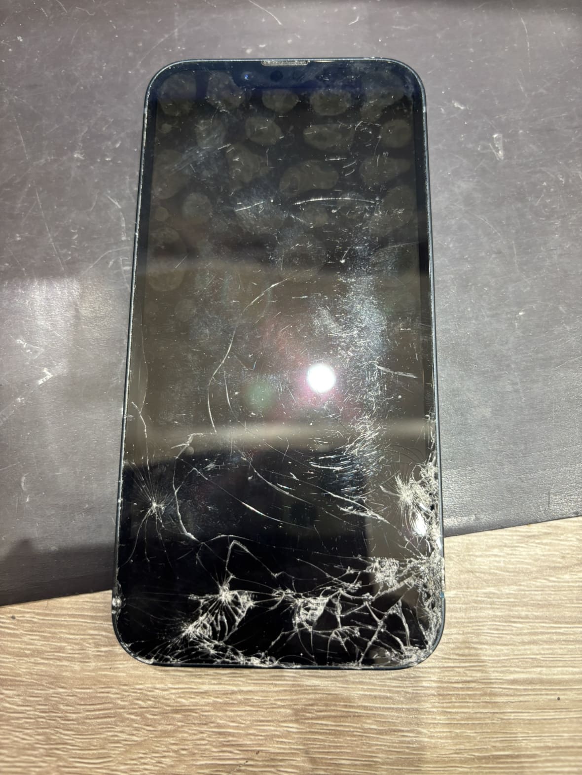 iPhone14の画面が割れてしまった…即日修理出来ます！！ | スマ