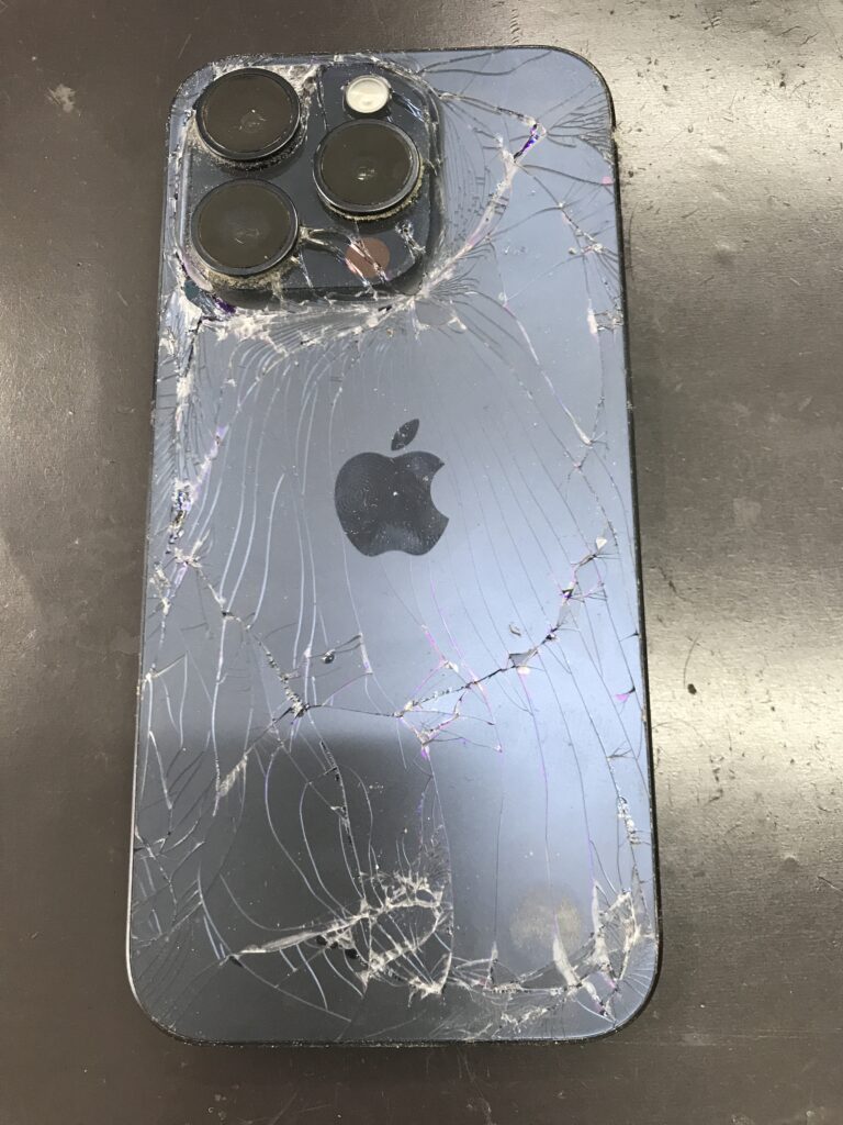 iPhone15Pro】背面ガラスがバキバキに割れてしまった…背面ガラス交換で