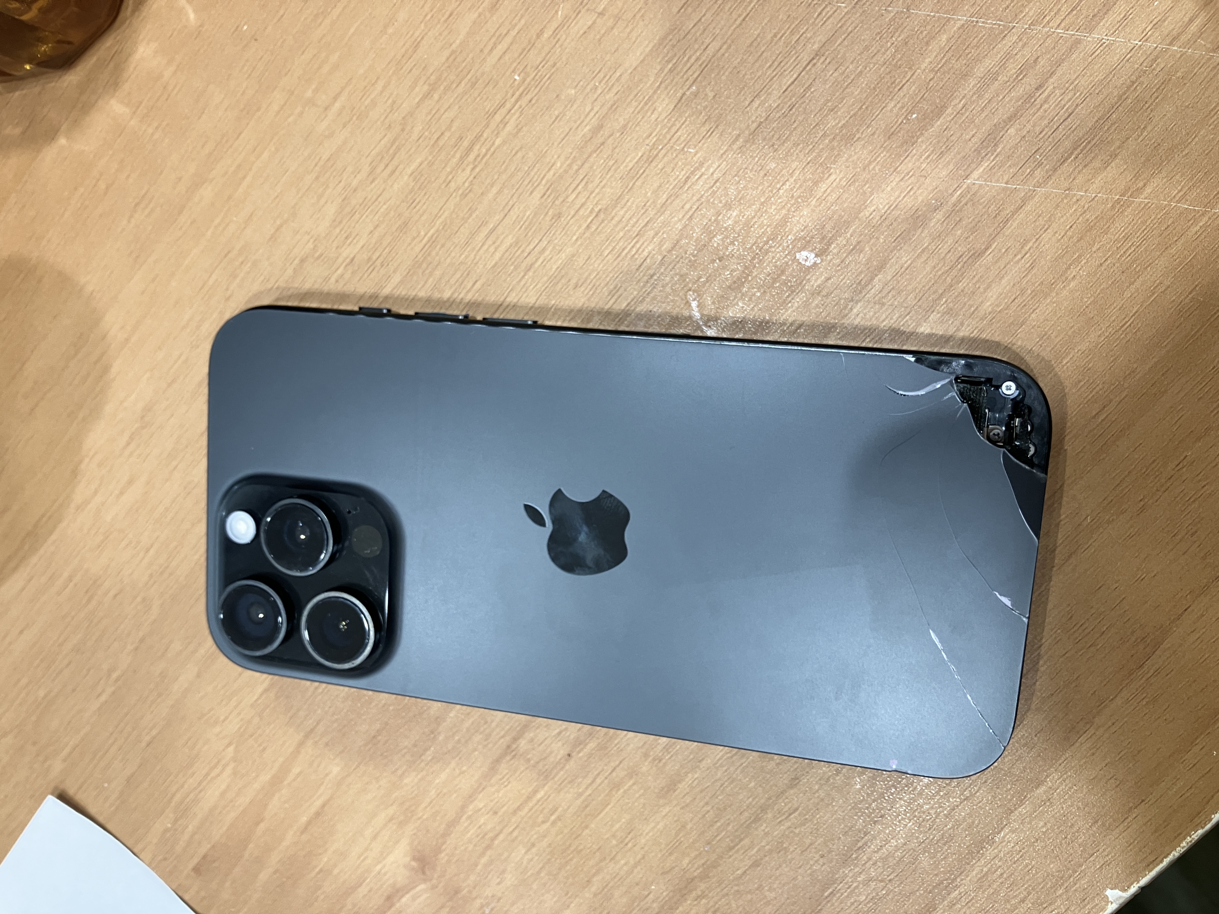 背面がバキバキ…でも大丈夫！】iPhone 16 Pro Maxの背面割れはスマホ