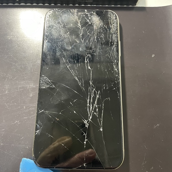 画面割れても早めに画面交換すればデータが助かる確率は高くなります