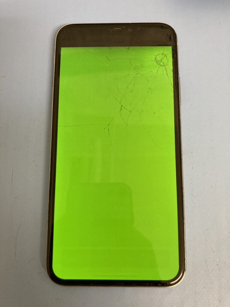 画面の8割以上が緑色になったアイフォン、そんな状態からも修理可能