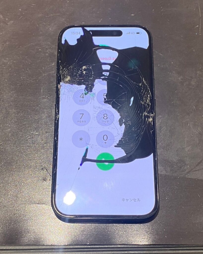 画面修理】iPhone15の画面に液漏れ!?真っ黒な模様が消えなくて画面が