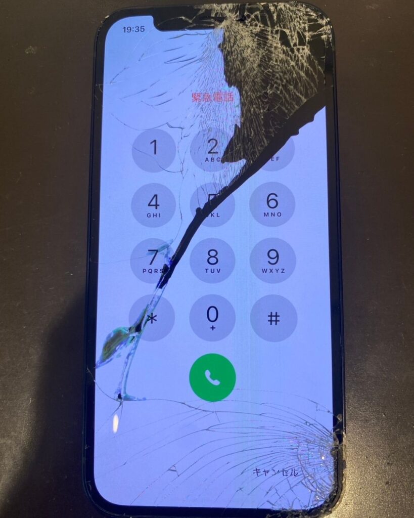 iPhone】画面がバキバキで黒い模様が出てる!?画面を早く交換したほうが
