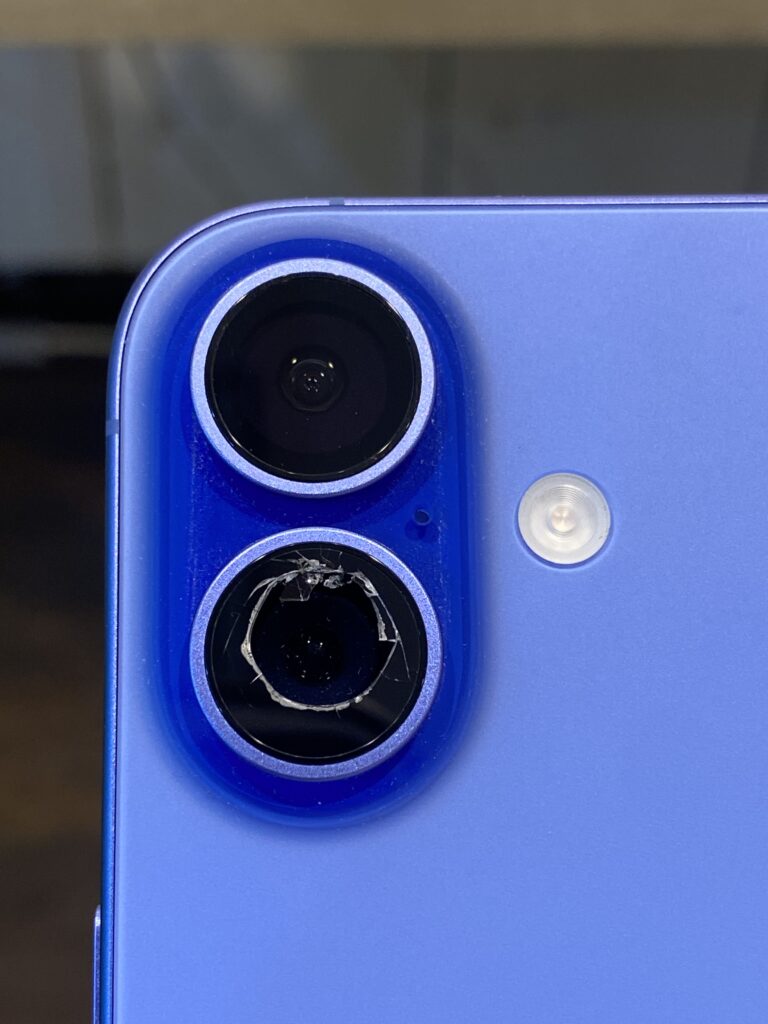 iPhone16のカメラレンズにぽっかりと穴が開いた！修理で直るの