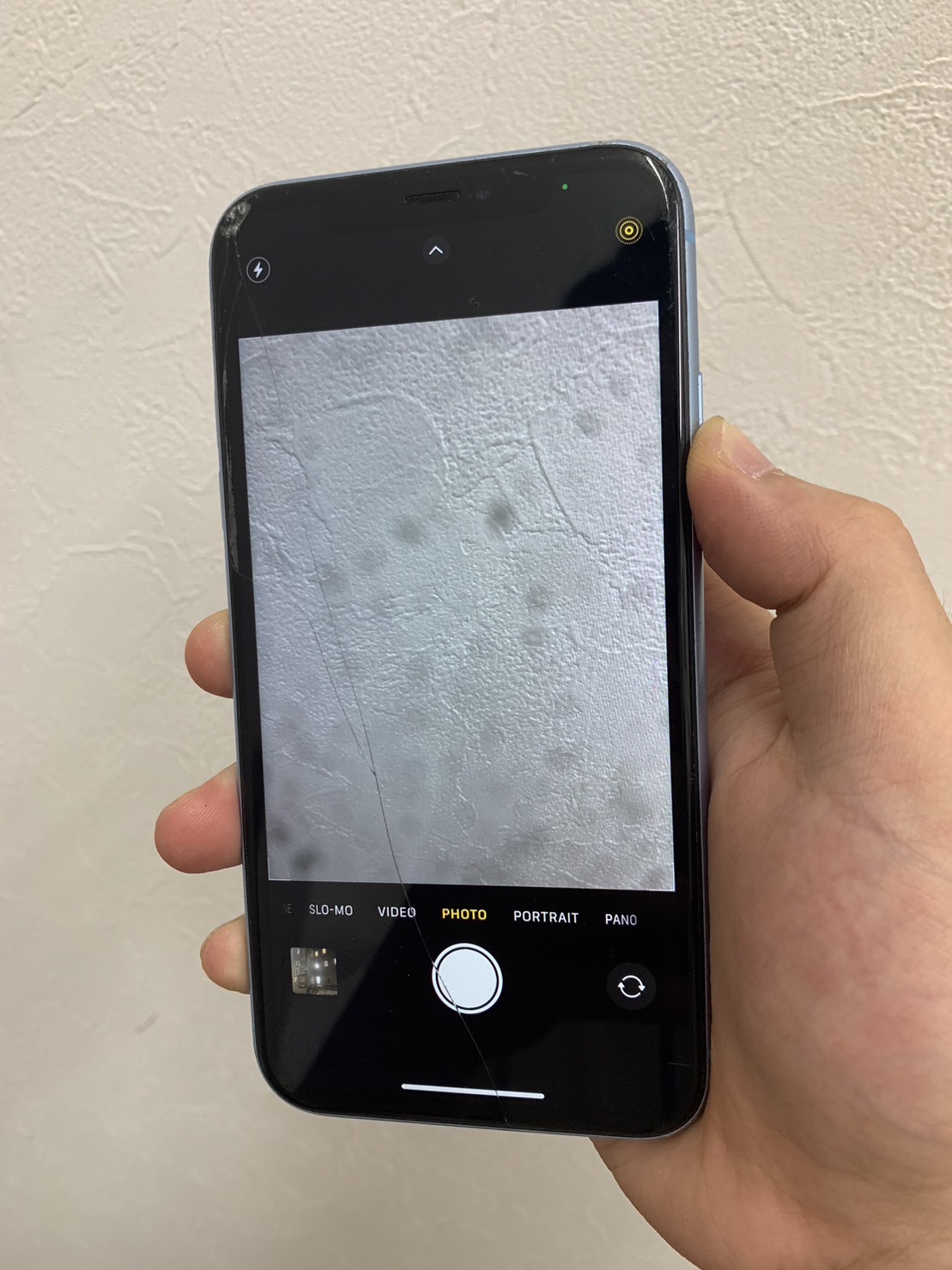 カメラ起動時に画面に黒い斑点が現れたら、カメラ本体に異物が付着して