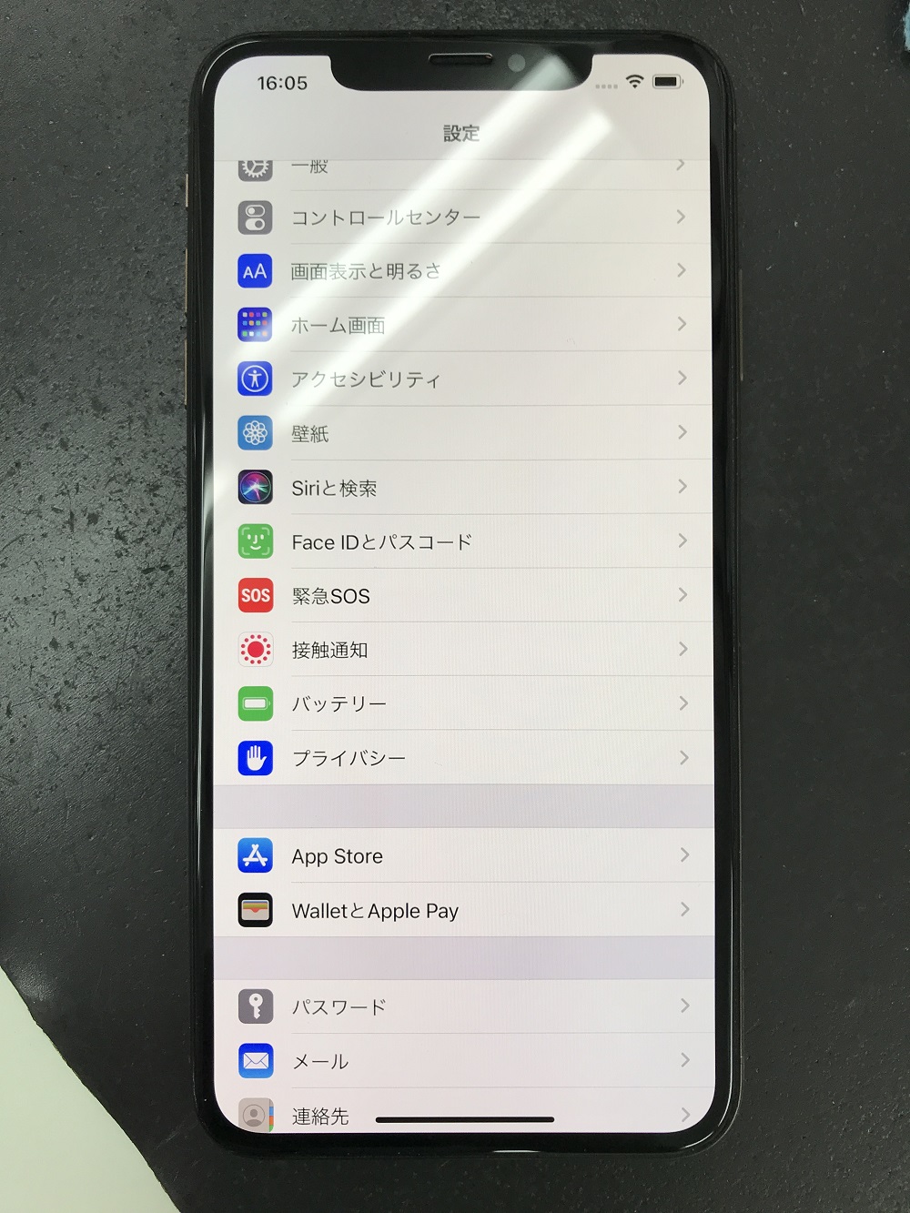 画面の上部が割れてからFaceIDが使えなくなってしまったアイフォン