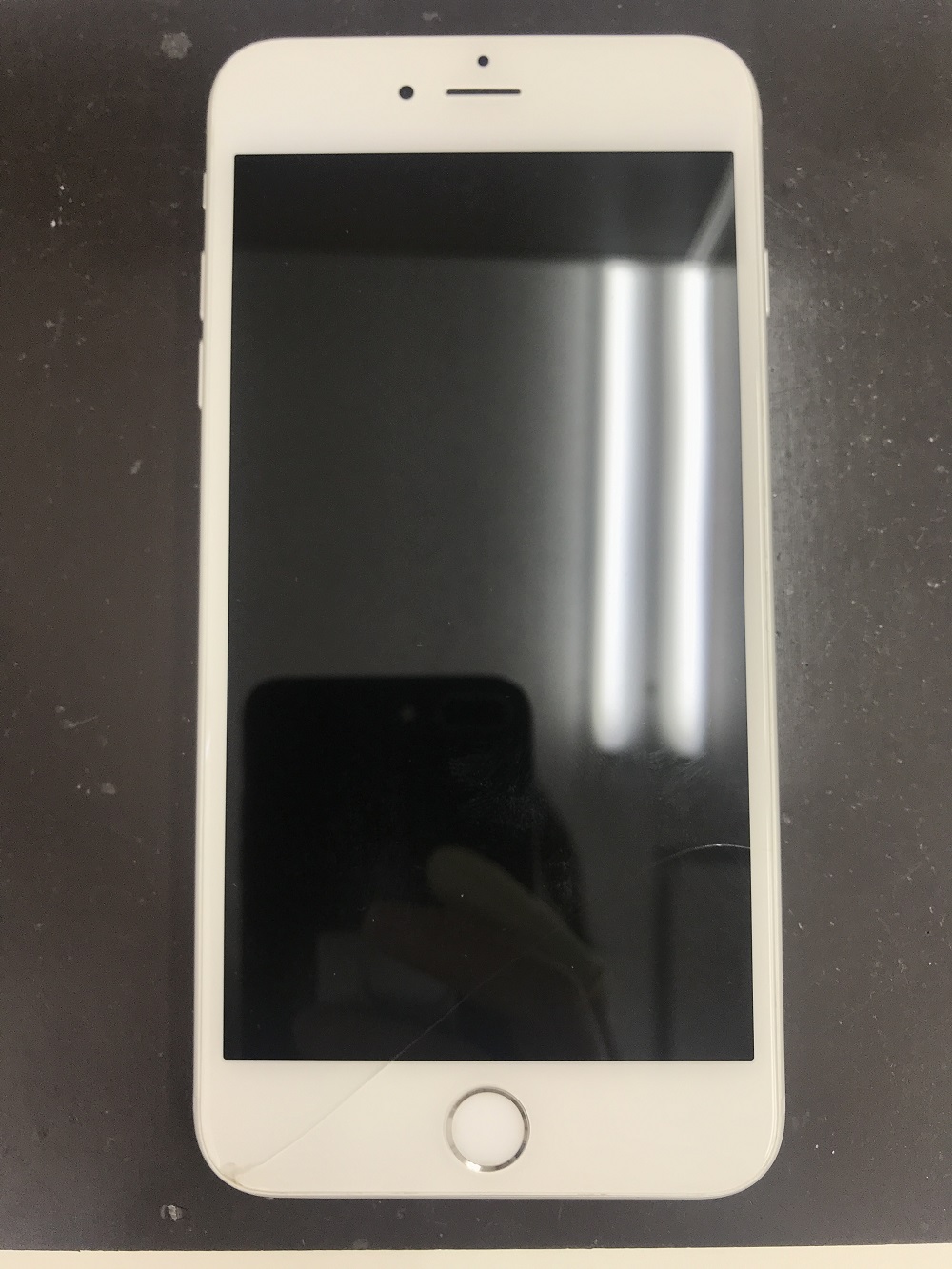 画面に1本の割れが出来ただけでも壊れてしまう事がございます