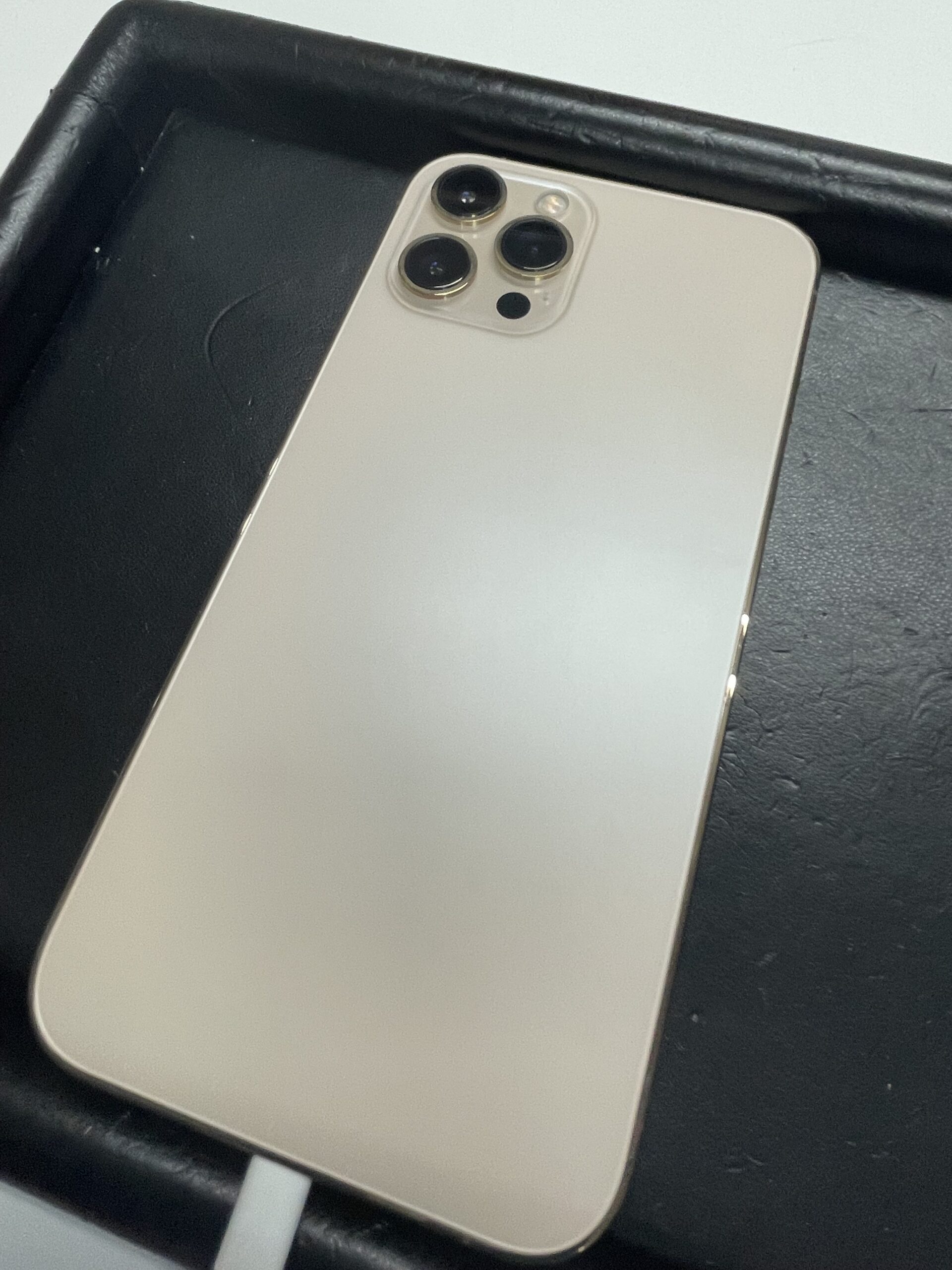 iPhone12ProMaxバックガラスが割れた!札幌駅周辺の修理店で心機一転