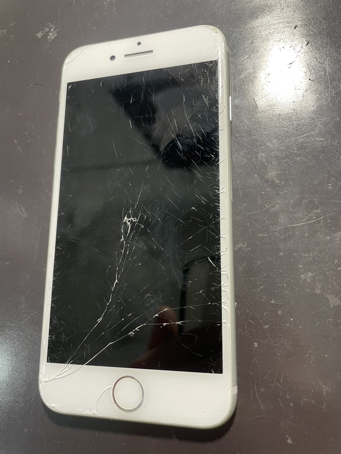 ガラスが傷だらけのiPhone8、画面交換でここまできれいになります