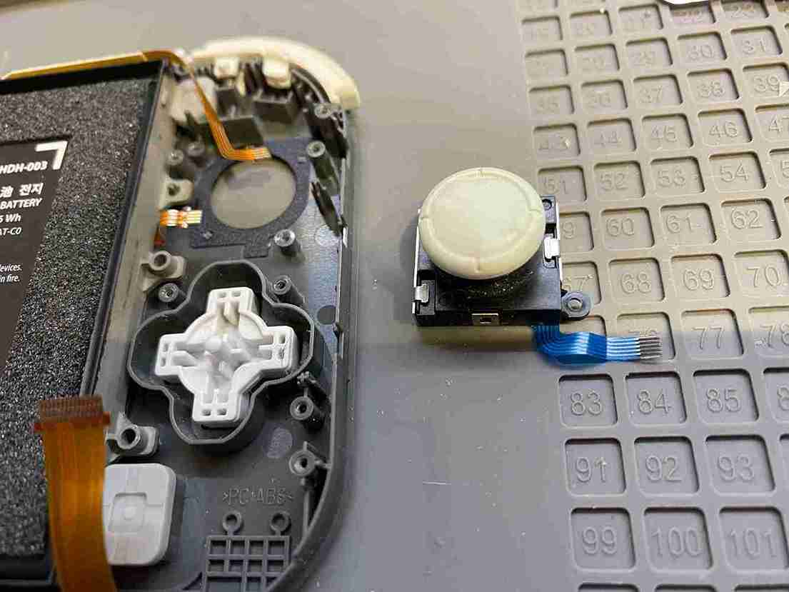 スイッチライトのスティックが勝手に動く！原因と対処法をご紹介