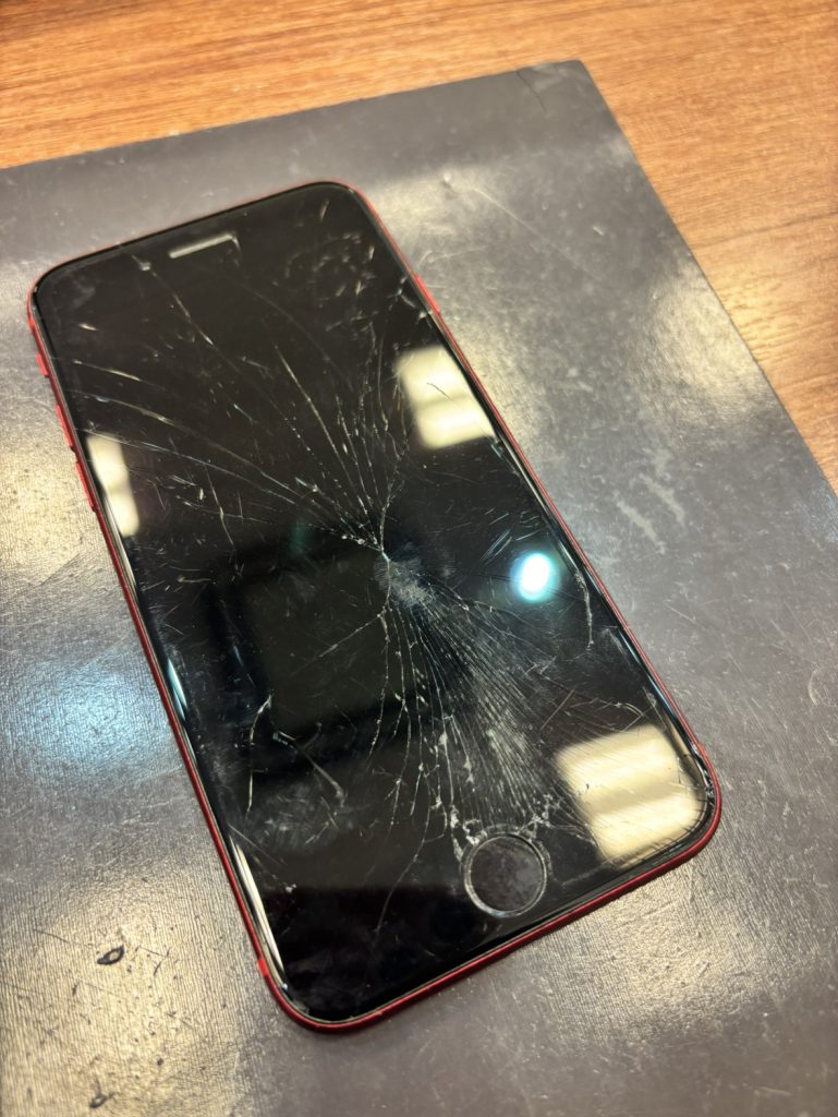 iPhoneSE第2世代 画面割れ修理とバッテリー交換 | iPhone