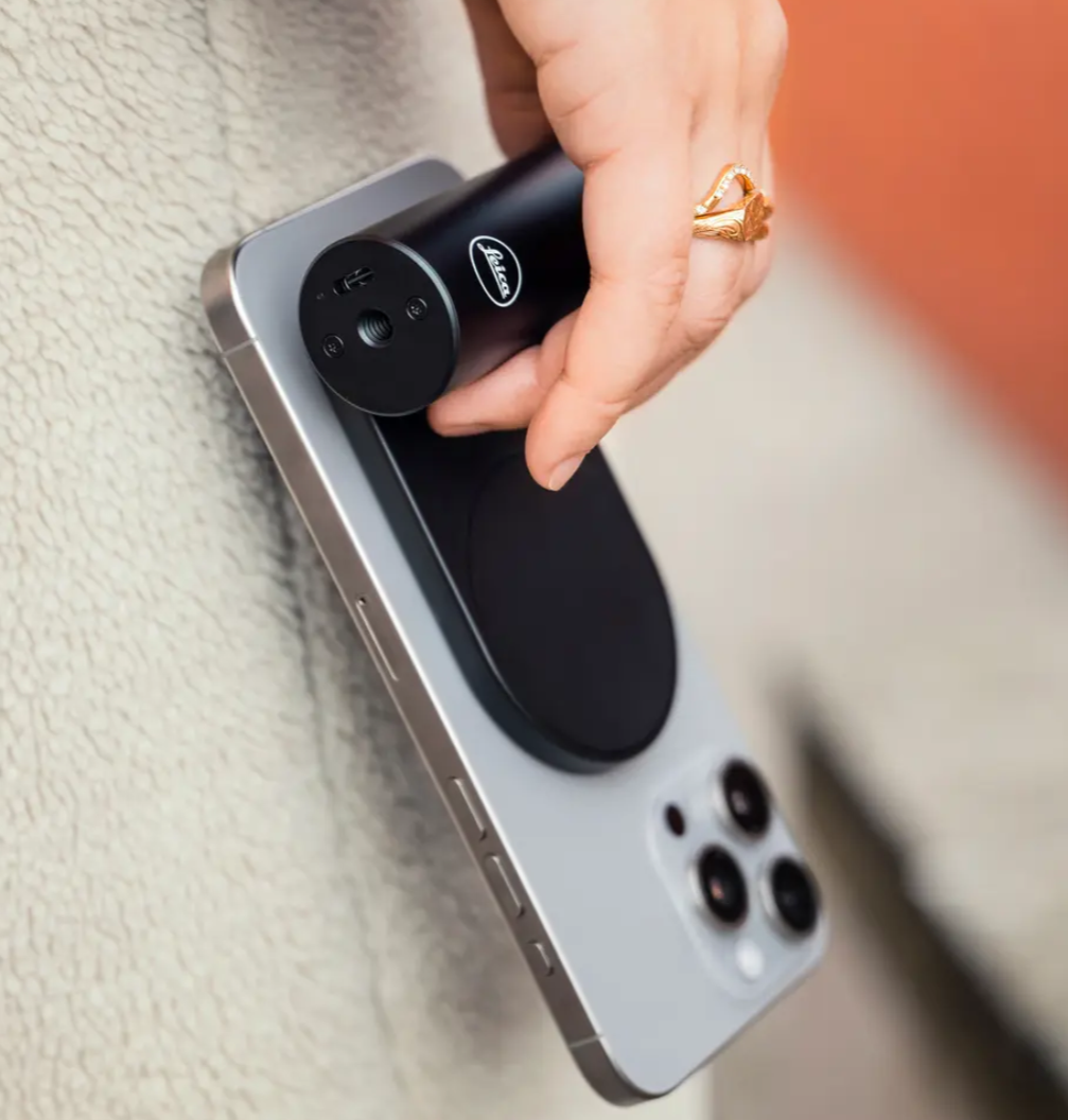 iPhone専用Leicaカメラグリップ登場！機械式2段シャッターボタン