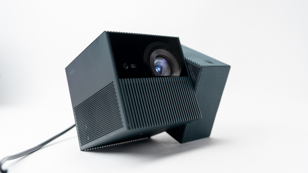 プロジェクターをキューブ状で携帯せよ！！お洒落な「TCL Projector