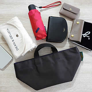 サイズ感と収納例。エルベシャプリエの927N・ナイロン舟型ポーチM