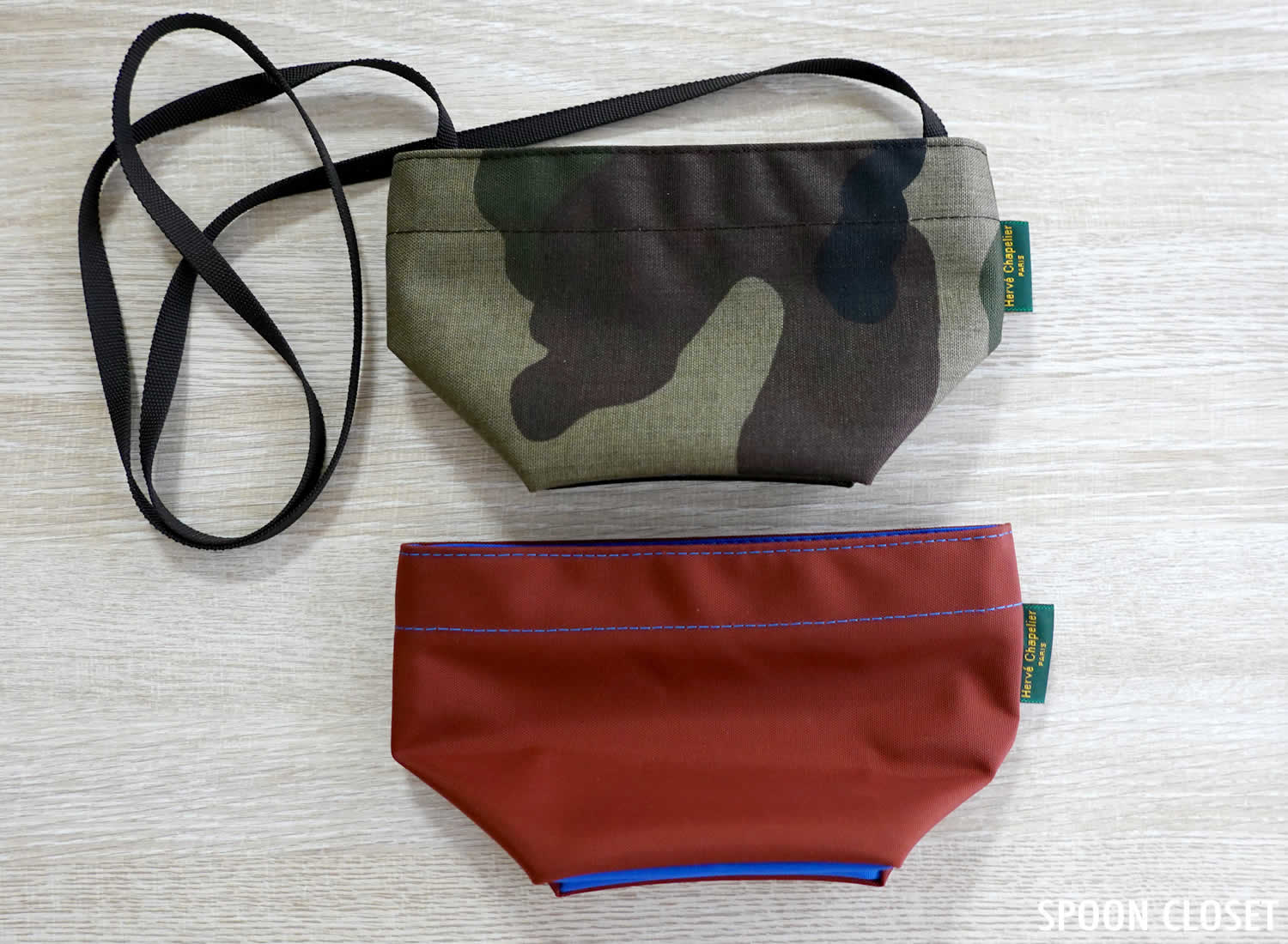 サイズ感と収納例。エルベシャプリエの927N・ナイロン舟型ポーチM