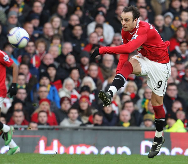 得点王争い首位のベルバトフ「自分を信じて」＝マンチェスター