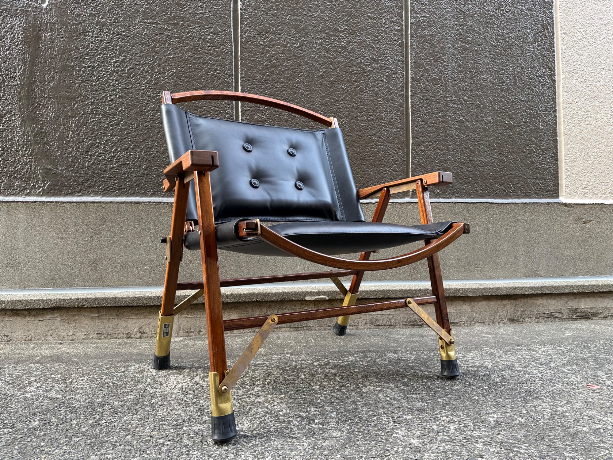 重厚感あるピノワークスレザーカスタムのカーミットチェアワイド