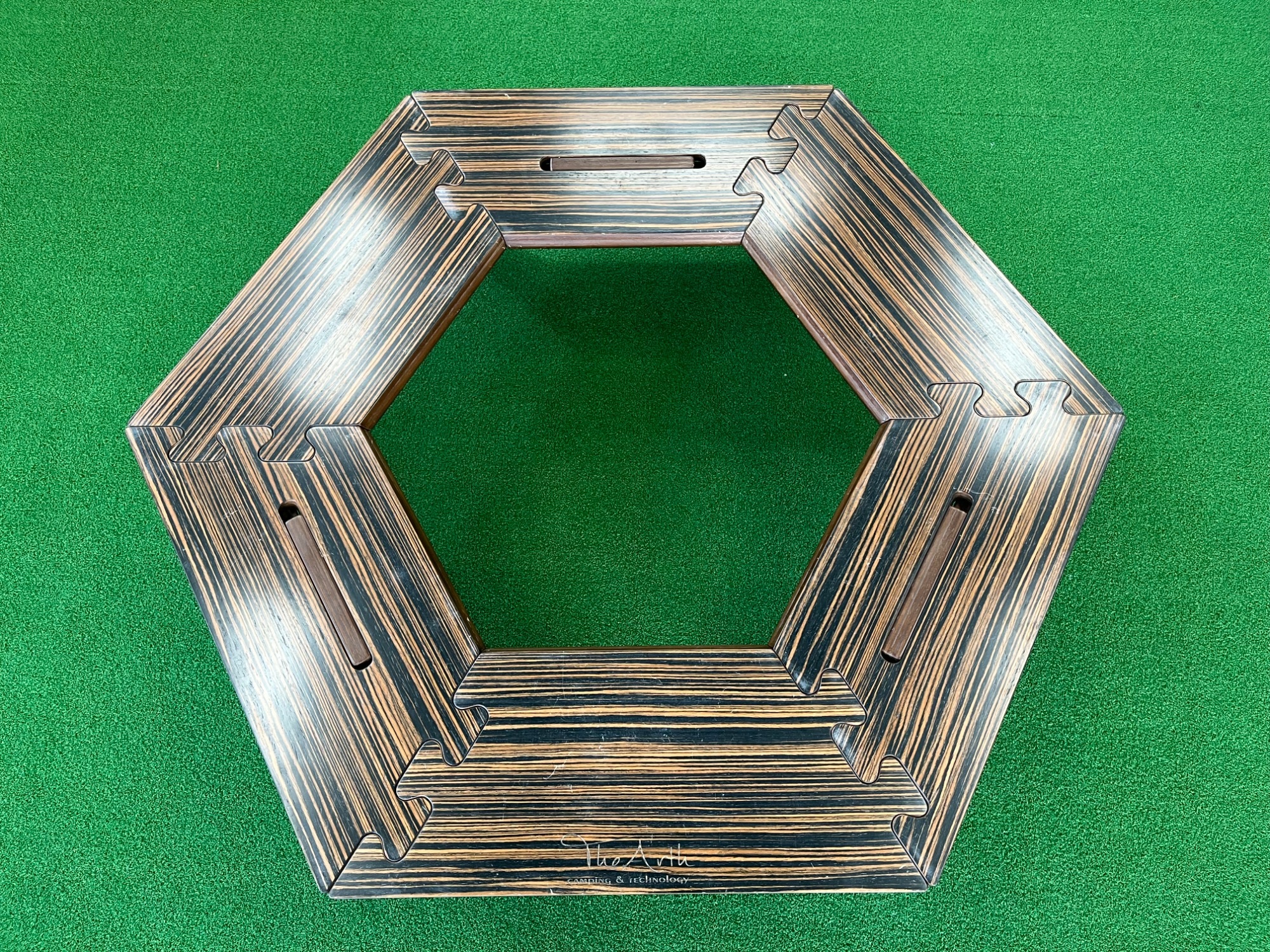 おしゃれキャンパー御用達！The Arthの六角テーブル”黒しま次郎