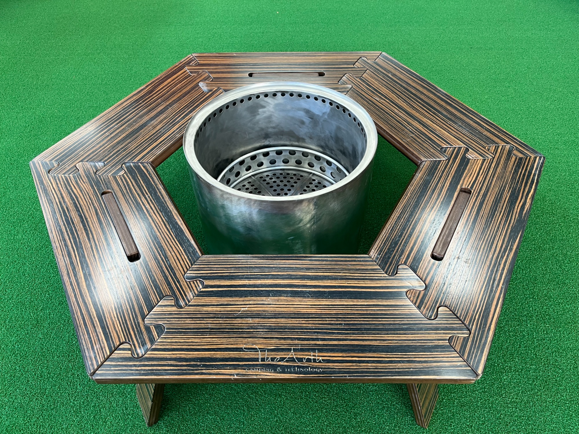 おしゃれキャンパー御用達！The Arthの六角テーブル”黒しま次郎