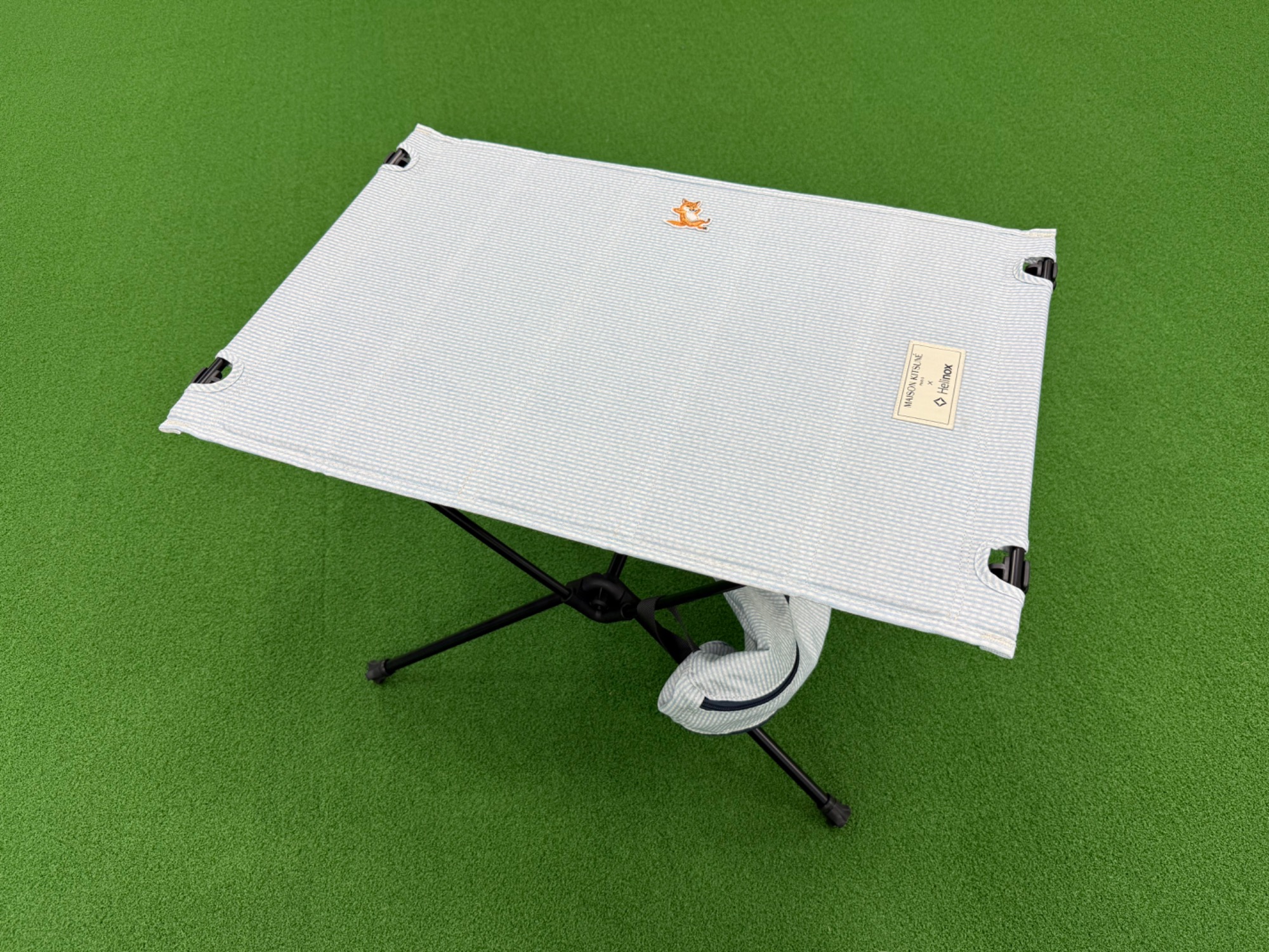 きつねの刺繍がかわいい！ヘリノックス×メゾンキツネコラボのテーブル