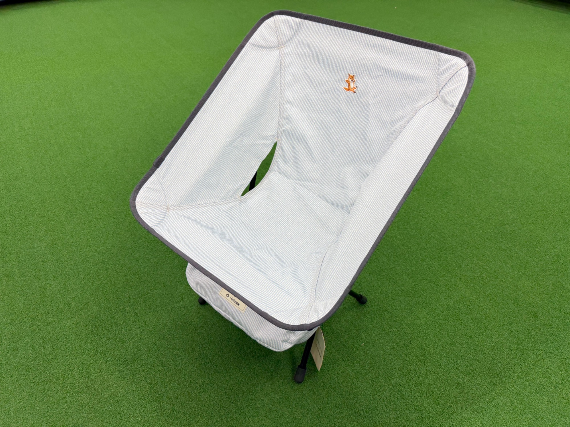 きつねの刺繍がかわいい！ヘリノックス×メゾンキツネコラボのテーブル