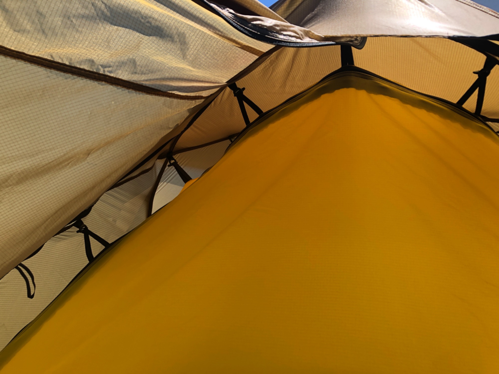 長期で使えるソロテント！ヒルバーグ「ヤヌー（JANNU）サンドカラー