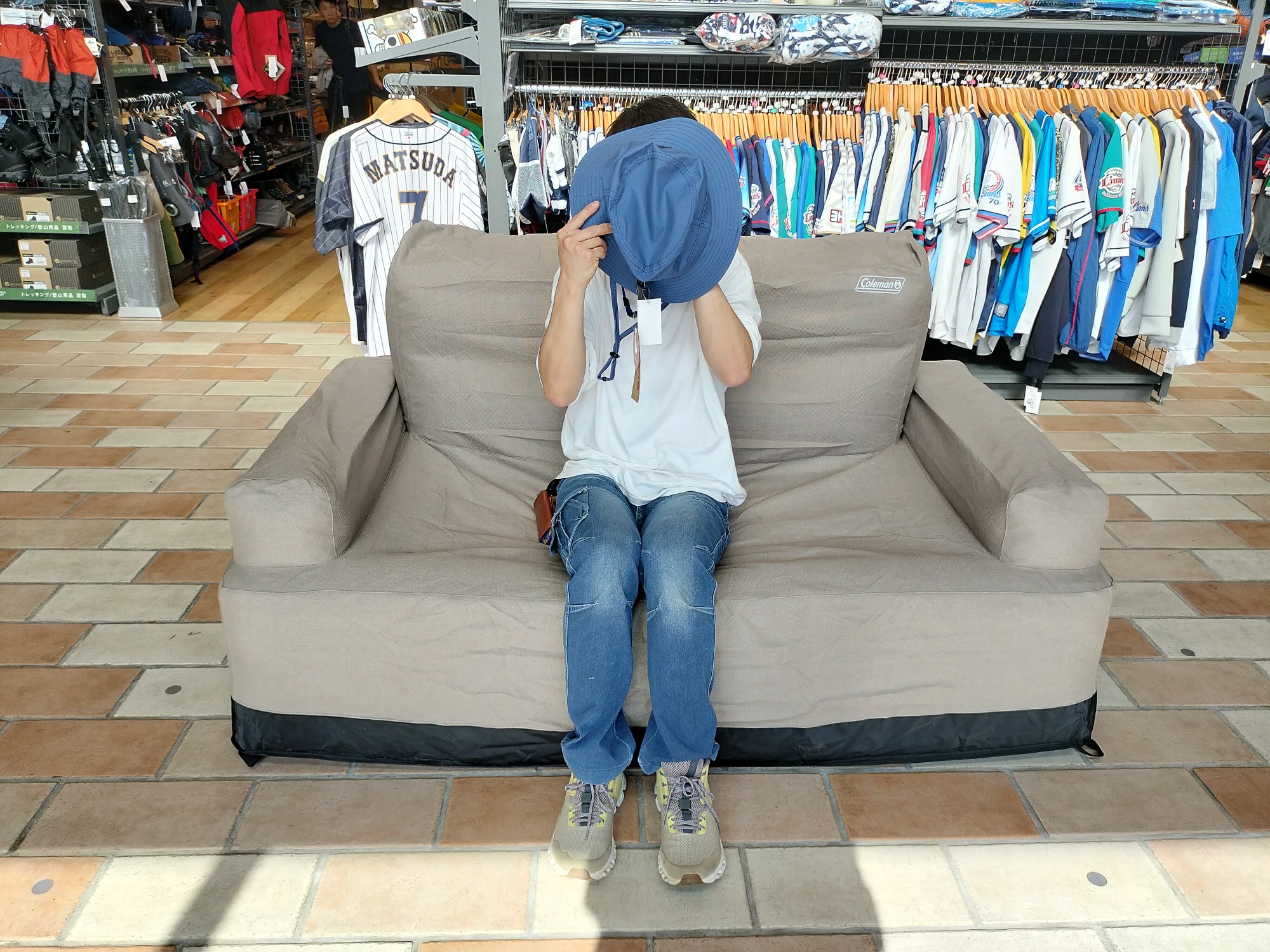 空気を入れるソファー？！コールマンのエアカウチダブルをご紹介