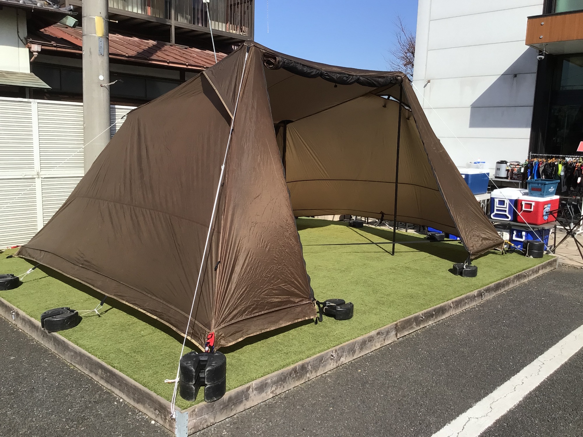 簡単設営で初心者にもオススメなDODの変幻自在なヨンヨンベース