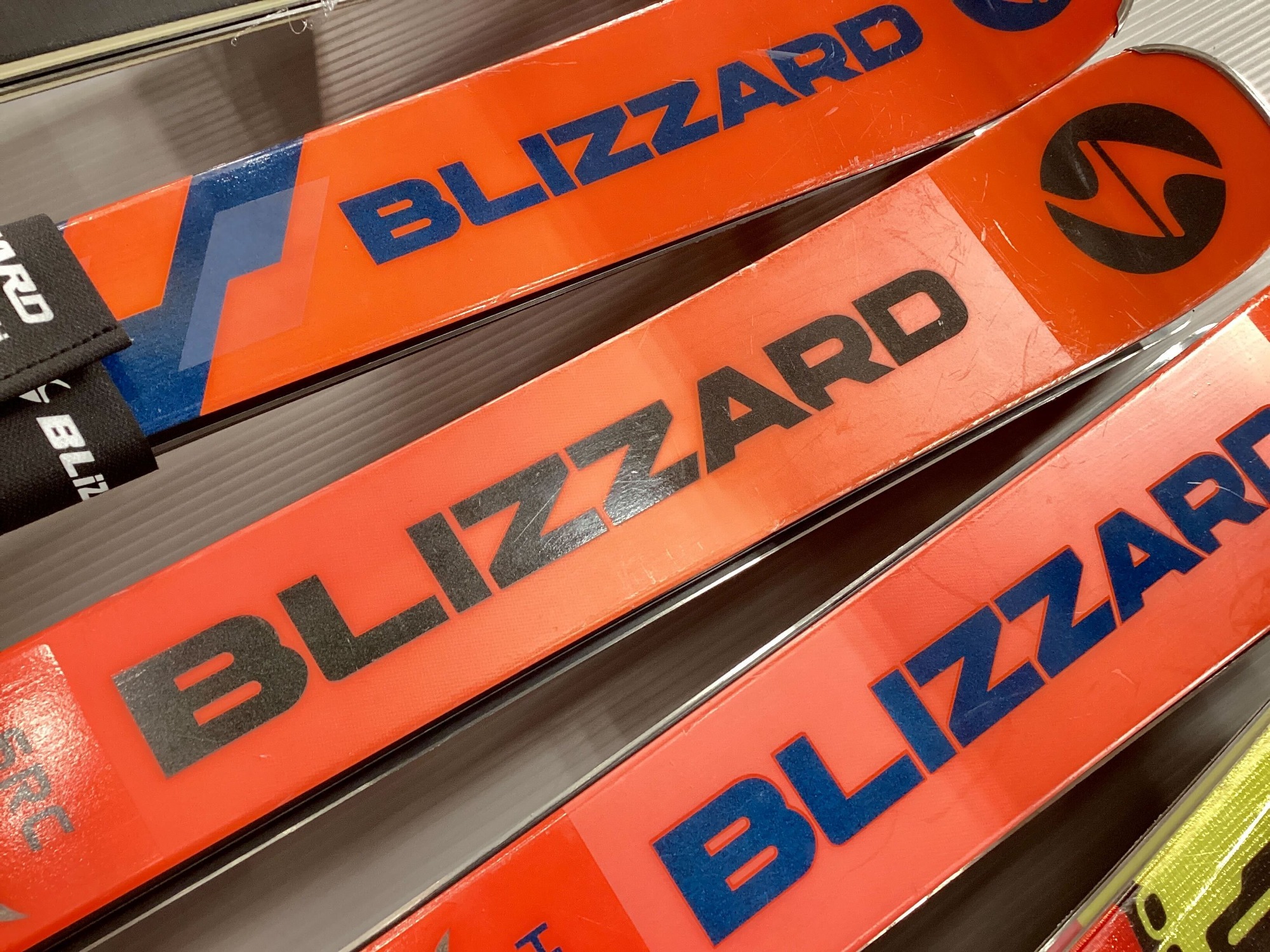 カービングスキー生みの親？ブリザードのスキー特集！[2025.01.08発行