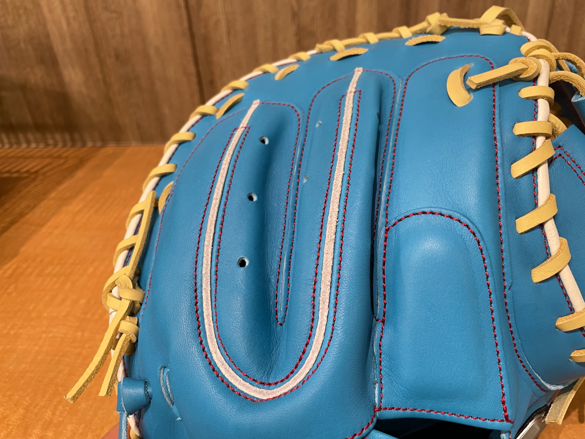 高い捕球力と柔軟性を兼ね備えたキャッチャーミットが限定カラーで入荷