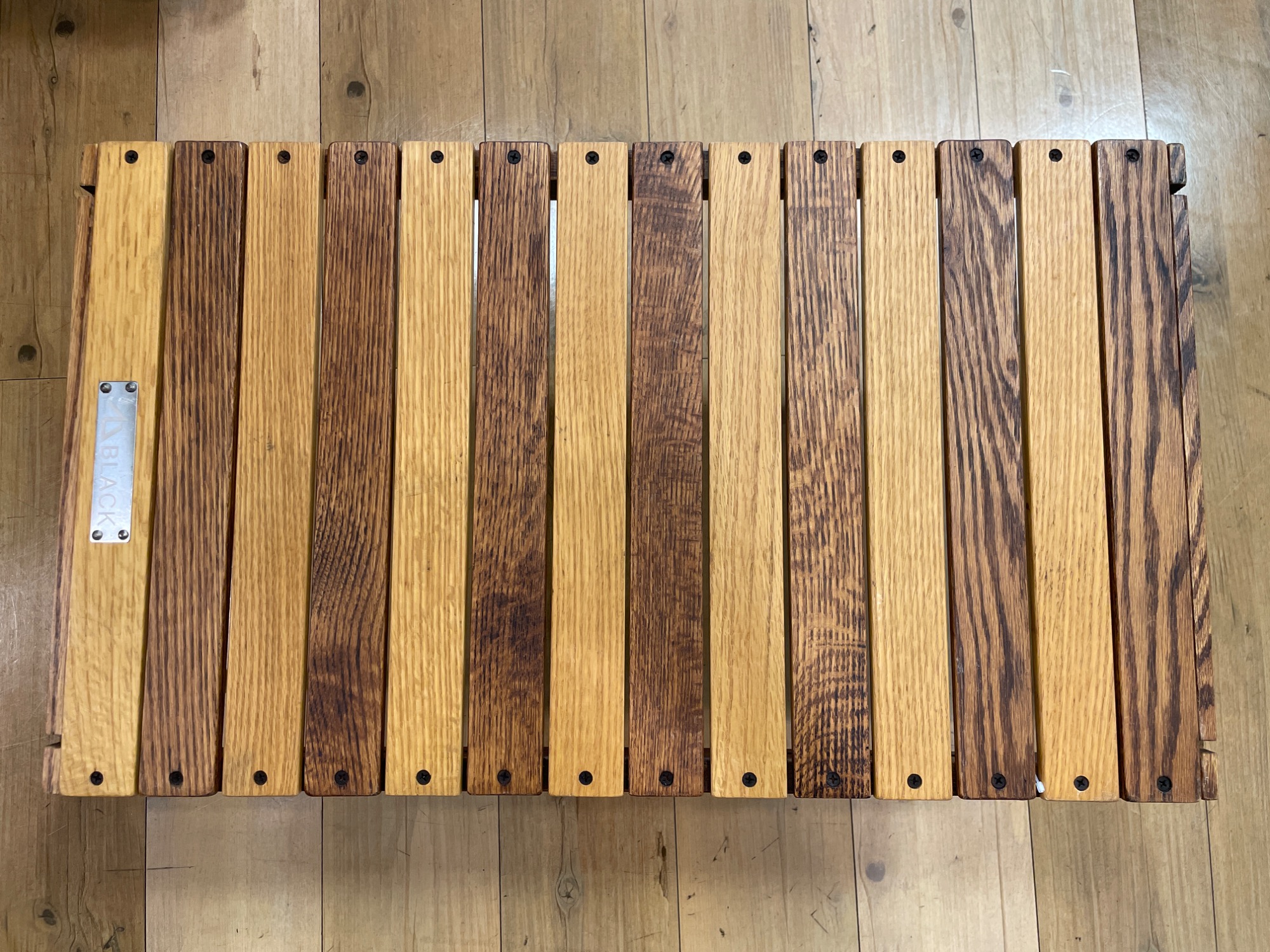 BLACK DESIGN(ブラックデザイン)のハレテーブルがアイアンプレート付き