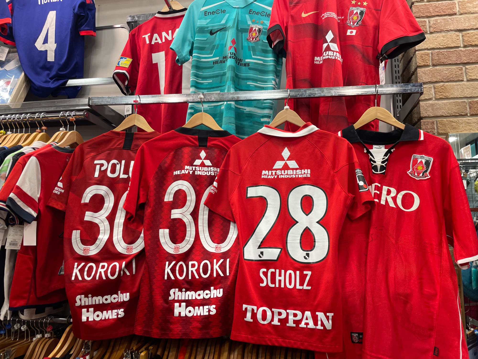 往年の選手からオールドシーズンの物まで！浦和レッズのユニフォーム