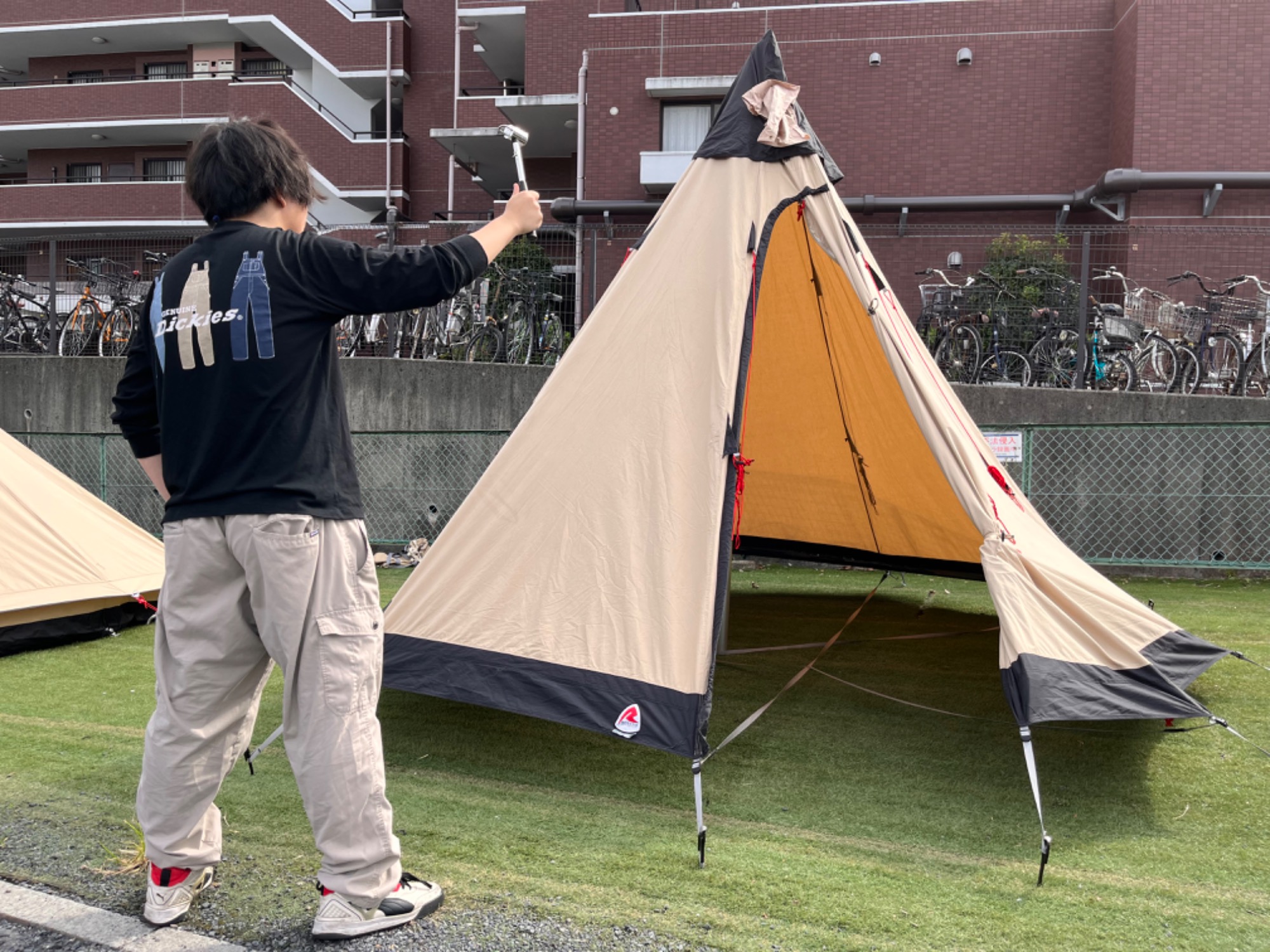 新人スタッフがROBENSのワンポールテント『チェロキー』の設営に