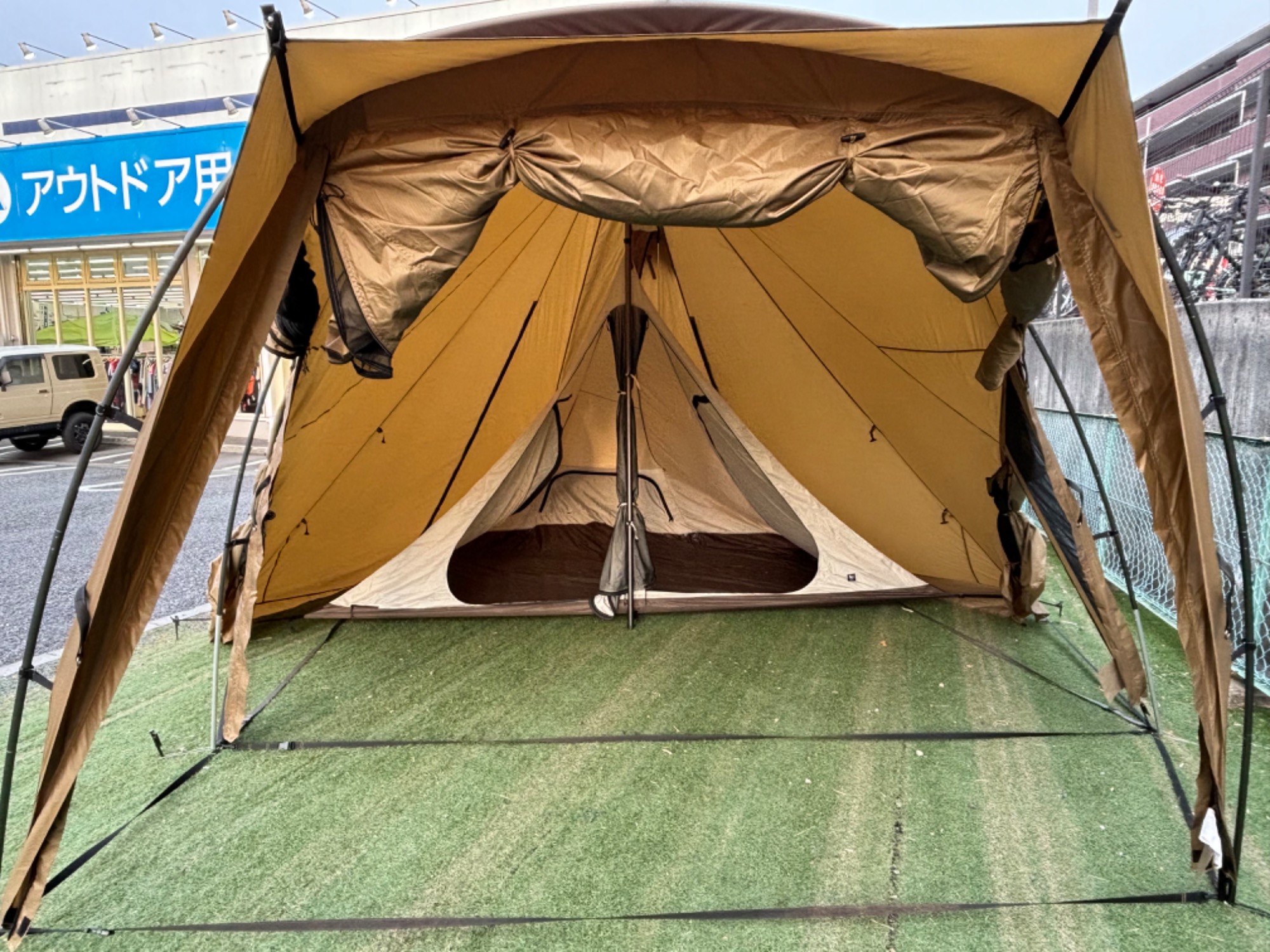 ワンポールテントの完成形のようなテント！ゼインアーツの「ロロ