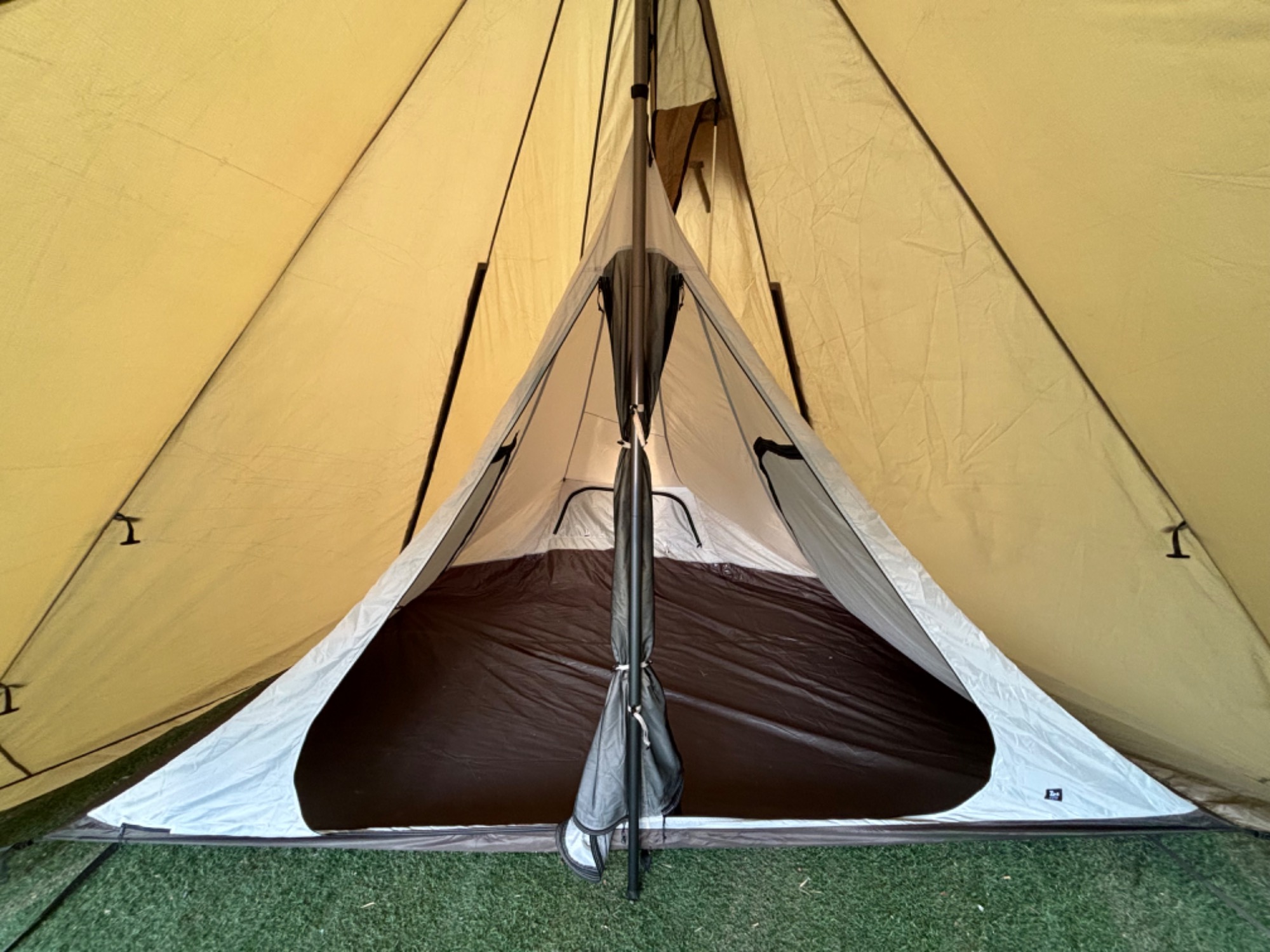 ワンポールテントの完成形のようなテント！ゼインアーツの「ロロ