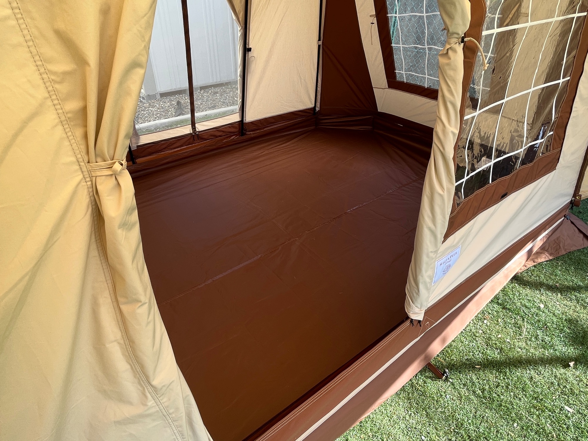 キャンプ場に家!?カーテンの付いたミグラテールで新生活！[2023.03.11