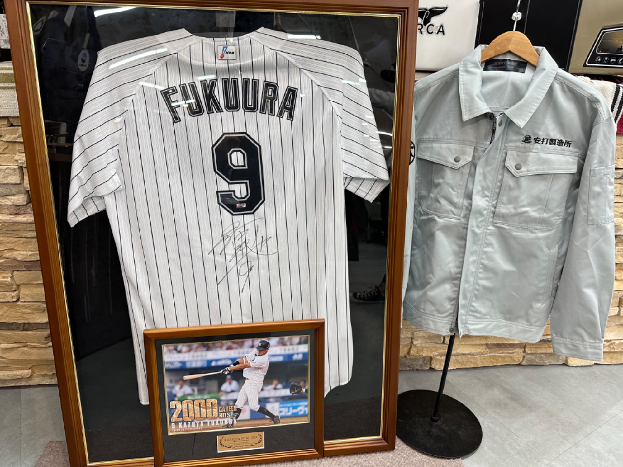 ロッテ一筋で2000本安打の金字塔!福浦和也選手の直筆サイン入り記念