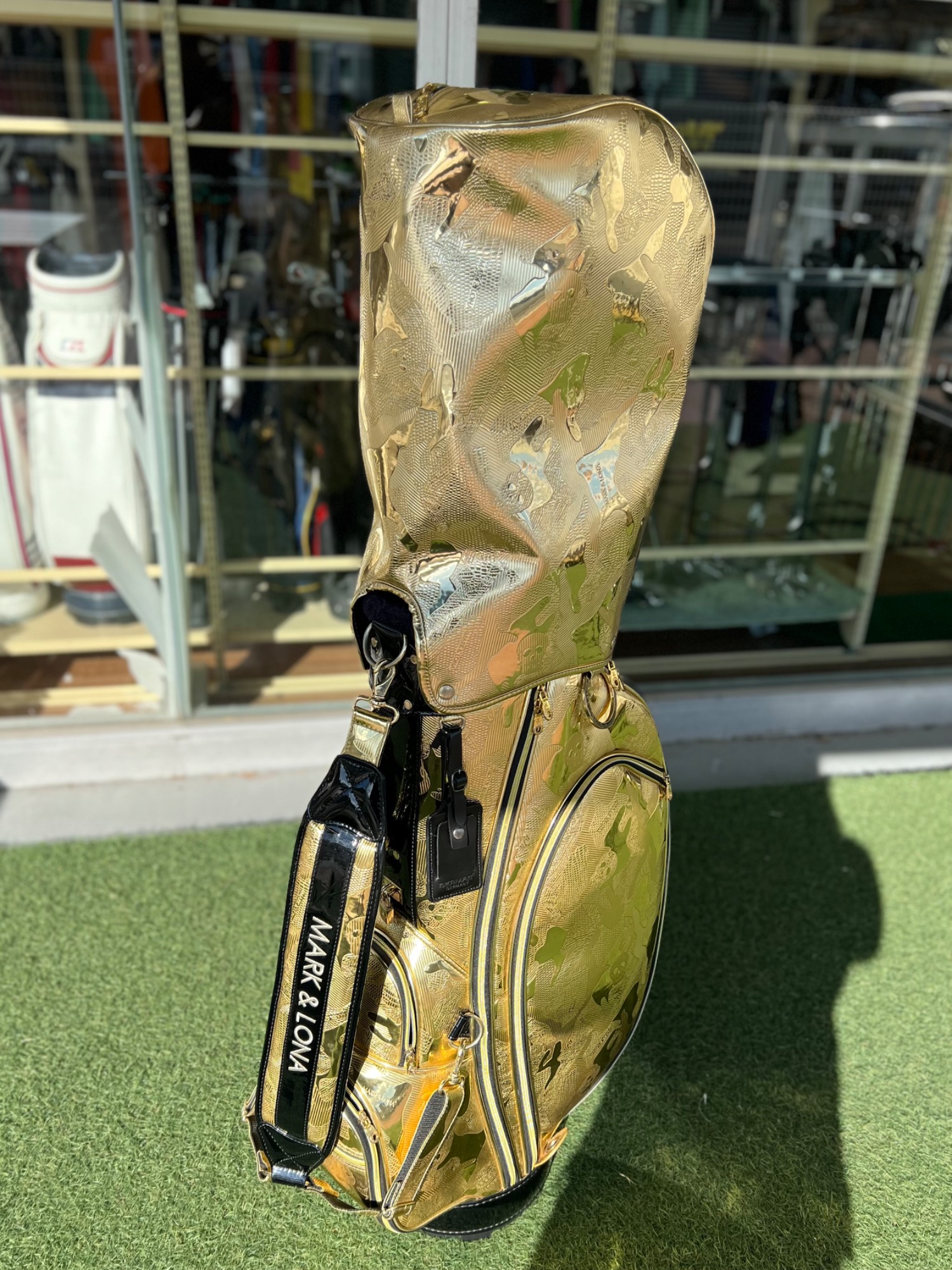 コースで1番目立つ！？MARK&LONA 黄金のキャディバッグが入荷しました