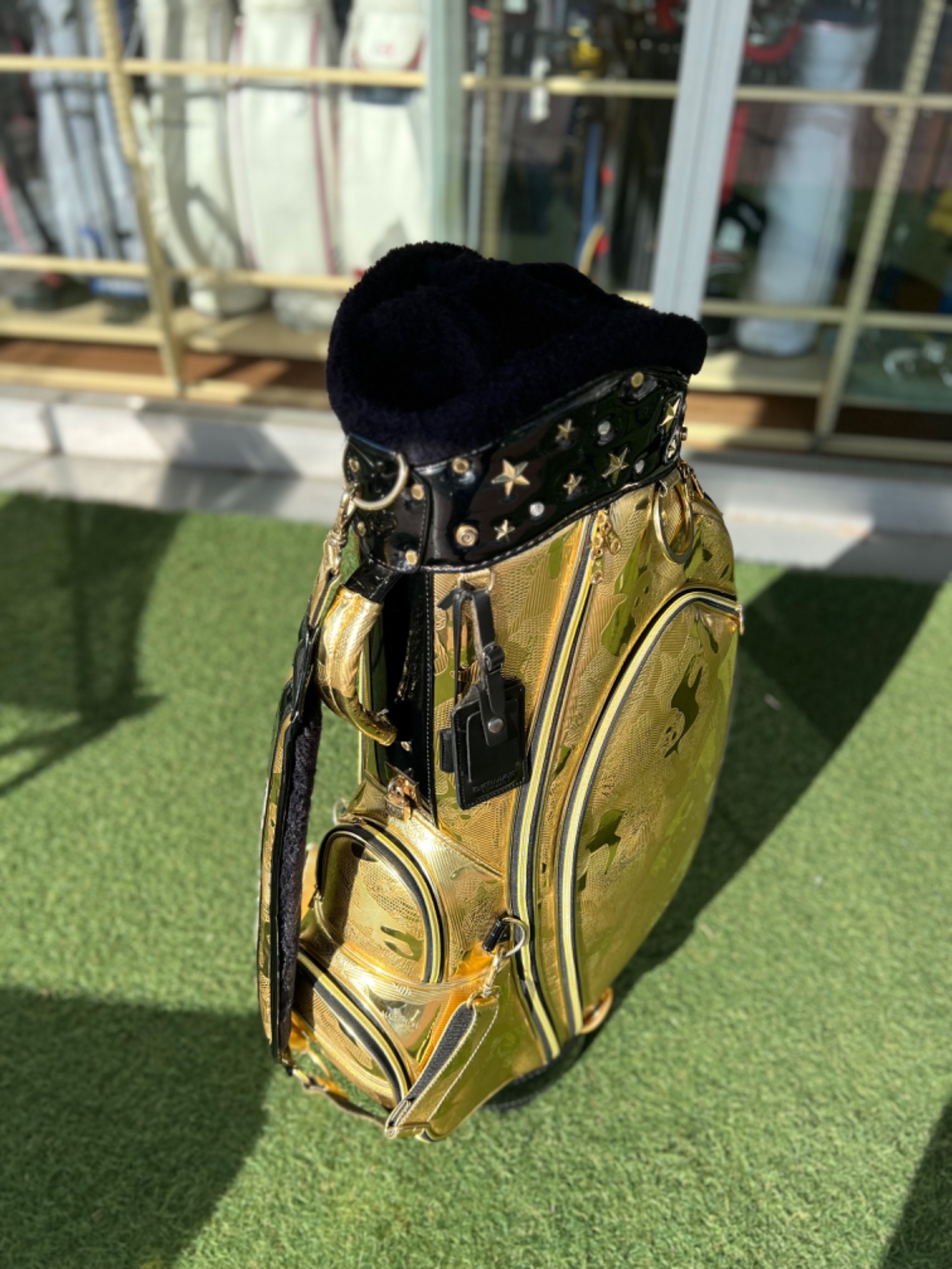 コースで1番目立つ！？MARK&LONA 黄金のキャディバッグが入荷しました