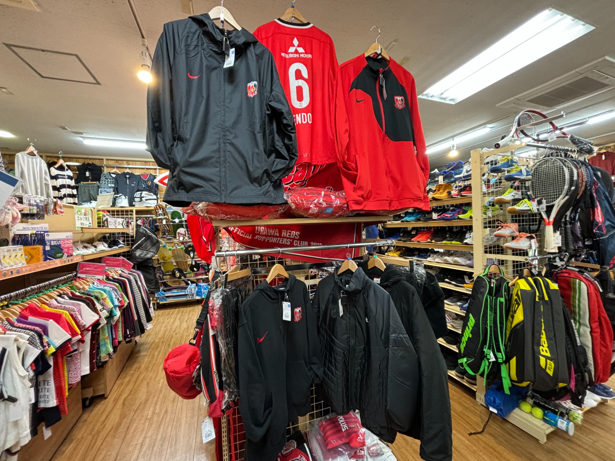浦和レッズ特集！最新モデルのウェアや遠藤 航選手のユニフォームも